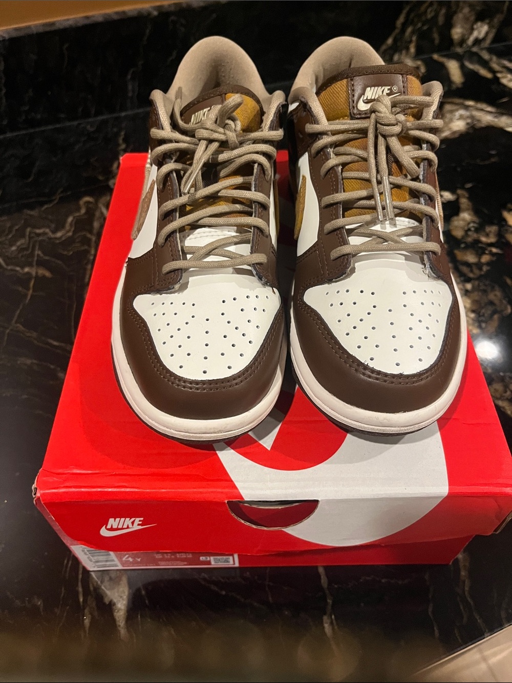 Nike youth dunk lows Brown, White & Tan Low-Top Sneakers sz.4